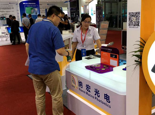 客戶參觀納宏光電展品
