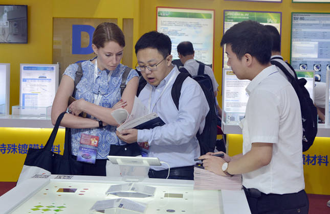 國外客戶觀看濾光片產品